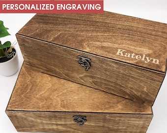 Boîte de bois personnalisée avec charnières et fermoir, gravure laser incluse. Boîte cadeau pour anniversaire, Noël ou pour souvenirs.