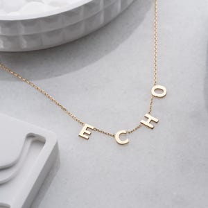 Collana con nome personalizzato multi-lettera con finitura Vermeil di lunga durata • Collana con ciondolo con nome iniziale personalizzato, delicata collana con nome con lettera dorata