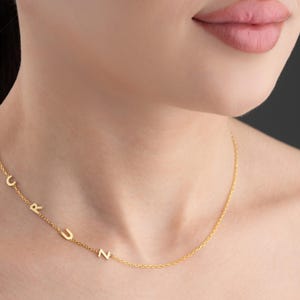 Collar con inicial lateral diminuta • Collar con inicial lateral chapado en oro • Collar con letra personalizada • Collar con inicial lateral ES26F5