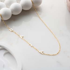Collar con letra lateral de oro auténtico de 14 quilates - Collar personalizado de oro macizo de 14 quilates - Collar con inicial lateral de oro, regalo para ella SS01M07