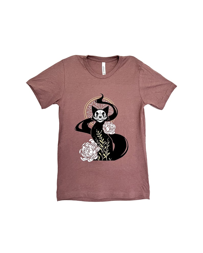 The Skull Cat print features a gothic cat nested in its floral home. The imagery projects relaxing vibes all around but remains alert at any given time.