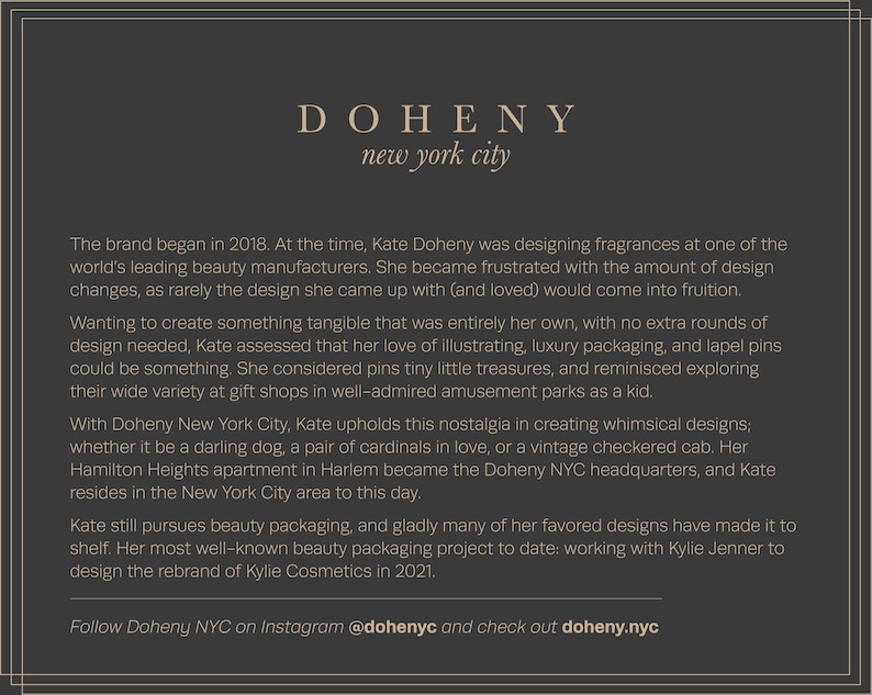 Op de afbeelding: Een donkergrijze afbeelding met de tekst "DOHENY new york city" in een schreefletter. De tekst beschrijft de oprichting van het merk in 2018, Kate Doheny's werk in beautyverpakkingen en haar samenwerking met Kylie Jenner.