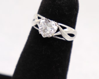 Vintage Sterling Silver Ring w/ Heart Shaped CZ Cubic Zirconia Stone Perfect Valentines Gift Size 6 "925 R 6"