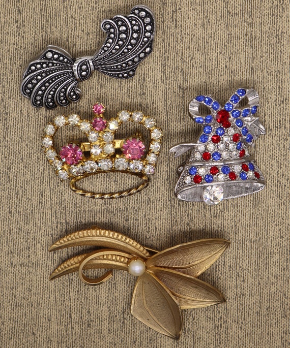 Lot 4 Vintage Costume Jewelry Pins Brooches 2 Rhinestone Red White and Blue  Bell & Crown and 2 Mid Century Modern