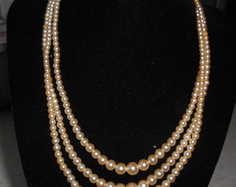 collier vintage à trois rangs de perles crème