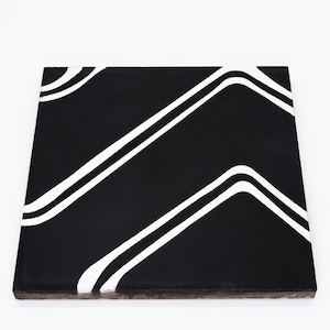 以下が含まれることがあります： 黒と白の幾何学模様の曲線が入ったセラミックタイル