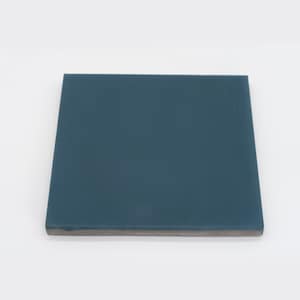 Könnte beinhalten: Eine quadratische, blaugrüne Fliese mit einer glatten, glänzenden Oberfläche.