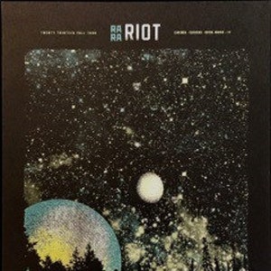 以下が含まれることがあります： 上部に「RIOT」の文字が入った黒いポスター。ポスターには、大きな明るい色の惑星と小さな白い月がある星空が描かれています。シルエットの木が下部にあり、下部にテキストがあります。