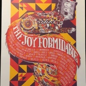 Może przedstawiać: Plakat koncertowy dla "The Joy Formidable" z żywym, artystycznym designem. Grafika przedstawia duży, pomarańczowy kształt przypominający rybę z nazwą zespołu w białym kolorze. Tło ma geometryczny wzór w kolorze żółtym, pomarańczowym i fioletowym.