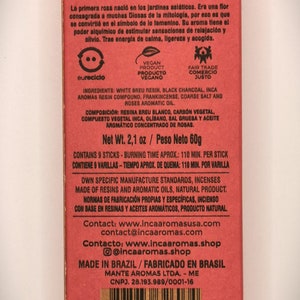 Puede incluir: Una caja roja con una etiqueta blanca que contiene informaci&oacute;n sobre un juego de 9 varillas de incienso. La etiqueta presenta las palabras "Roses/Rosas" y "Comfort and Softness/Comodidad y Suavidad". La caja est&aacute; hecha en Brasil y contiene 60 gramos de varillas de incienso. Las varillas est&aacute;n hechas con ingredientes naturales y tienen un tiempo de combusti&oacute;n de aproximadamente 110 minutos por varilla.