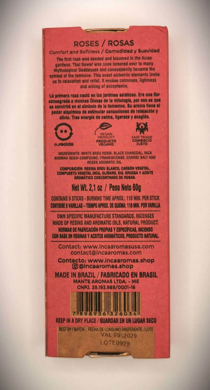 Puede incluir: Una caja roja con una etiqueta blanca que contiene informaci&oacute;n sobre un juego de 9 varillas de incienso. La etiqueta presenta las palabras "Roses/Rosas" y "Comfort and Softness/Comodidad y Suavidad". La caja est&aacute; hecha en Brasil y contiene 60 gramos de varillas de incienso. Las varillas est&aacute;n hechas con ingredientes naturales y tienen un tiempo de combusti&oacute;n de aproximadamente 110 minutos por varilla.