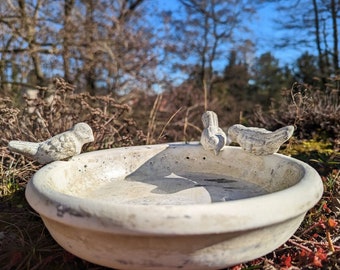 Vogeltränke Zement in zwei Größen, Vogeldeko, Gartendeko, Vogelhaus, Vogelbrunnen Bird creme/weiß 02427790/80 ER