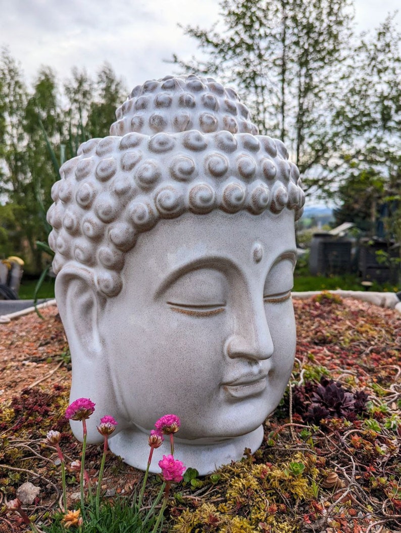 großer Brunnen Zen Buddha Kopf aus Keramik für innen und außen mit LED Beleuchtung creme-grau Feng shui Bild 5