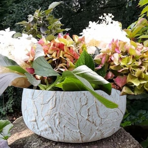 Bloempot met bladmotief, cementen pot, tuindecoratie, cementen plantenbak, plantenbak, rond
