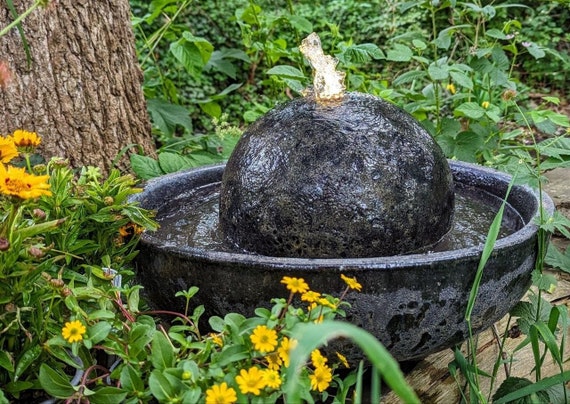 XXL Wasserbrunnen für innen und außen sand schwarz aus Steinzeug mit LED Beleuchtung sand schwarz, Brunnen Größe 54*29 cm