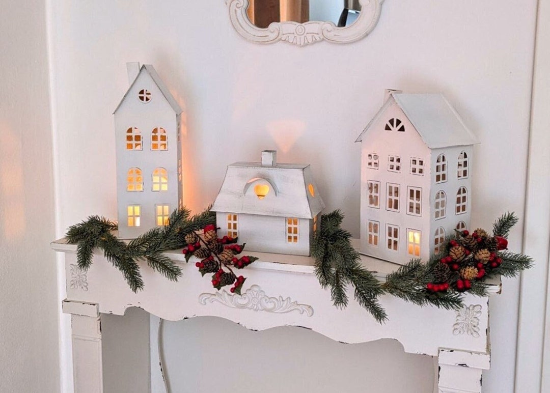 FUFRE Weihnachtsdeko Laterne Häuser – 2er Set Beleuchtete Häuser-Laternen Mit Flackerndem LED-Licht, Batteriebetrieben, Hängend & Tisch