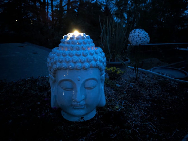 großer Brunnen Zen Buddha Kopf aus Keramik für innen und außen mit LED Beleuchtung creme-grau Feng shui Bild 4