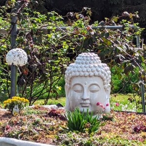 großer Brunnen Zen Buddha Kopf aus Keramik für innen und außen mit LED Beleuchtung creme-grau Feng shui Bild 2