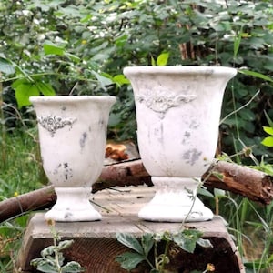 Vintage kruka i krämfärgad cement, trädgårdsdekoration, nostalgisk lantlig kruka - shabby chic, kruka i 2 storlekar