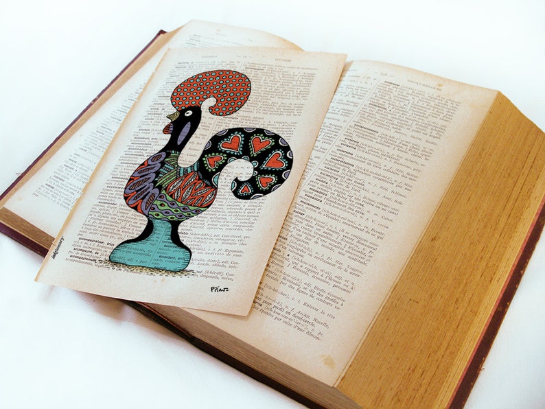 Peut inclure: Une illustration color&eacute;e d'un coq avec un motif rouge, orange, bleu, vert et violet sur une page d'un vieux livre. Le coq est un symbole traditionnel du Portugal.