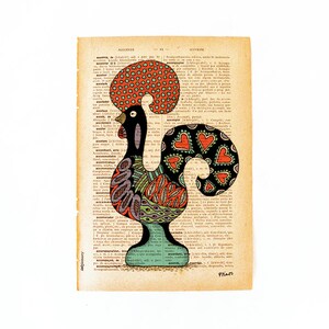 Peut inclure: Une illustration color&eacute;e de coq avec des accents rouges, orange, noirs, verts et bleus. Le coq est dessin&eacute; sur une page de dictionnaire vintage avec du texte en portugais.