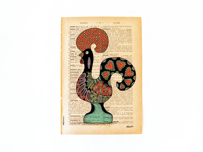 Peut inclure: Une illustration color&eacute;e de coq avec des accents rouges, orange, noirs, verts et bleus. Le coq est dessin&eacute; sur une page de dictionnaire vintage avec du texte en portugais.