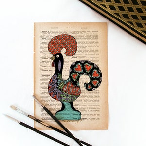 Peut inclure: Une illustration color&eacute;e de coq avec un corps noir, une cr&ecirc;te rouge et orange et une queue avec des c&oelig;urs rouges, dessin&eacute;e sur une page de livre vintage.