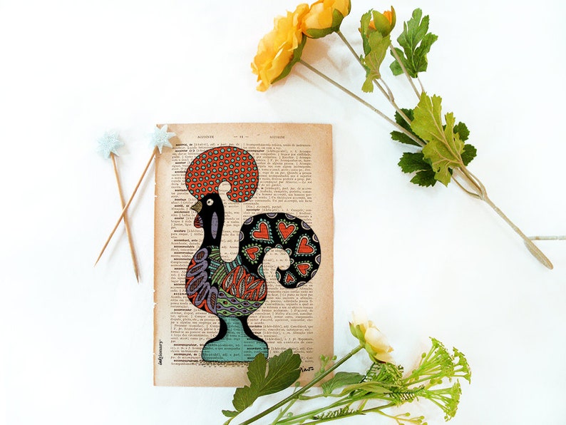 Peut inclure: Une illustration color&eacute;e d'un coq, symbole national du Portugal, sur une page de livre vintage. Le coq est dessin&eacute; dans un style d'art populaire avec des couleurs rouge, orange, vert, bleu et noir. Le coq est entour&eacute; de texte sur la page.