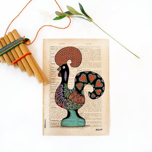 Peut inclure: Une illustration color&eacute;e d'un coq avec un corps &agrave; motifs rouge, orange et noir et une base bleue et verte. Le coq est dessin&eacute; sur une page d'un livre vintage avec du texte en arri&egrave;re-plan.