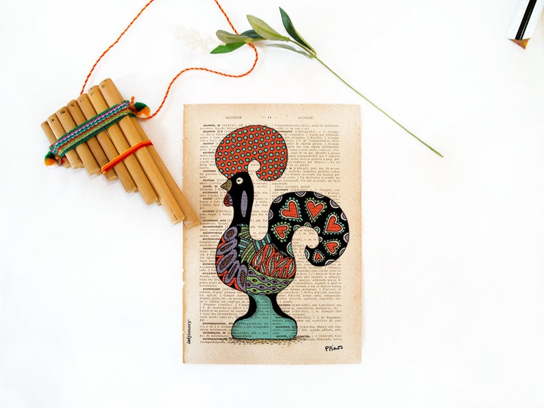 Peut inclure: Une illustration color&eacute;e d'un coq avec un corps &agrave; motifs rouge, orange et noir et une base bleue et verte. Le coq est dessin&eacute; sur une page d'un livre vintage avec du texte en arri&egrave;re-plan.
