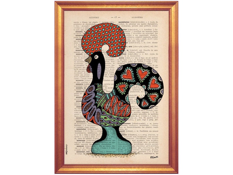 Peut inclure: Illustration color&eacute;e d'un coq avec un corps noir, une cr&ecirc;te rouge et orange et des pattes bleues. Le coq est debout sur une base bleue et est entour&eacute; d'un fond noir et blanc avec des c&oelig;urs rouges. L'arri&egrave;re-plan est une page d'un livre vintage.