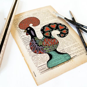 Peut inclure: Une illustration color&eacute;e de coq sur une page de dictionnaire vintage. Le coq est dessin&eacute; dans un style d'art populaire avec des couleurs noires, rouges, orange, vertes et bleues. Le coq se tient sur une base verte.