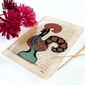 Peut inclure: Une illustration color&eacute;e de coq avec des d&eacute;tails rouges, orange, verts, noirs et violets. Le coq est dessin&eacute; sur une page de livre vintage avec du texte en arri&egrave;re-plan.