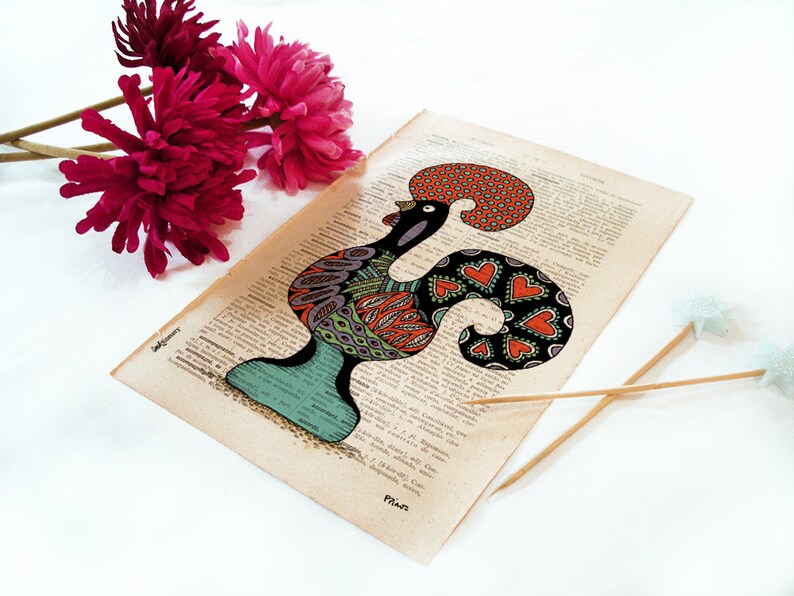 Peut inclure: Une illustration color&eacute;e de coq avec des d&eacute;tails rouges, orange, verts, noirs et violets. Le coq est dessin&eacute; sur une page de livre vintage avec du texte en arri&egrave;re-plan.