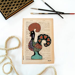 Peut inclure: Une illustration color&eacute;e de coq sur une page de dictionnaire vintage. Le coq est dessin&eacute; en noir, rouge, orange, vert, bleu et violet. La cr&ecirc;te du coq est rouge et orange, et ses plumes de queue sont noires avec des c&oelig;urs rouges. Le coq se tient sur une base bleue et verte.