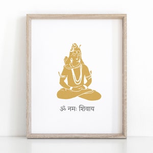 Może przedstawiać: Złoty wydruk hinduskiego b&oacute;stwa Shivy w pozycji medytacyjnej z sanskryckim napisem "Om Namah Shivaya" poniżej.