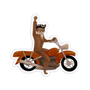 Può includere: Una volpe marrone con occhiali e una giacca marrone cavalca una motocicletta rossa e arancione con una sella nera.