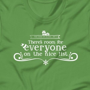 Könnte beinhalten: Ein grünes T-Shirt mit weißem Siebdrucktext, der "THE CODE OF ELVES NO 2" über "There's room for everyone on the nice list" lautet. Das Design enthält eine kleine Elfenmütze, zwei Geschenkboxen und eine Schneeflockengrafik am unteren Rand.
