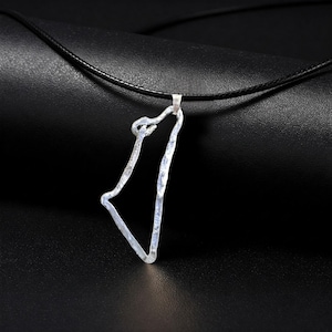 Collier carte d'Israël sur cordon noir - pendentif en aluminium texturé, idée cadeau Judaica unique pour homme et femme, bijoux unisexe en terre sainte