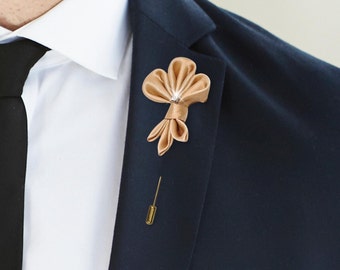 Men's Boutonniere Lapel Pin: Fleur de Lis Design, Handmade Beige Fabric Flower Brooch Gift for Groomsmen, Wedding Buttonhole Flower