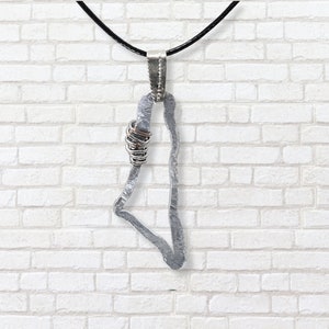Ketting met getextureerde kaart van Israël aan zwart koord - Unisex statementketting, gehamerd aluminium Heilige Land-ketting