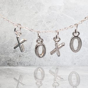 XOXO Halskette, Silber Brief Anhänger, Geschenk für Frauen, Umarmungen und Küsse Schmuck, Muttertag Liebe Charme Minimalist