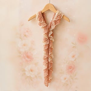 Handgestrickter Rüschen-Schal, bunte Rüschen Halswärmer, leichter Akzent-Wrap, feminines Accessoire, Geburtstagsgeschenk für Mama