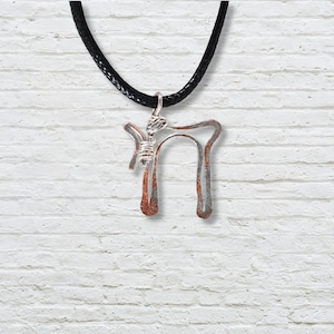 Colar de cobre feito à mão com símbolo Chai - Pingente de letras da vida hebraica em cordão preto - Presente judaico judaico de Israel