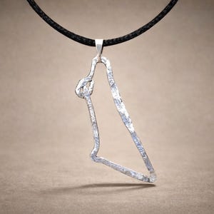 Ketting met kaart van Israël, hanger van getextureerd aluminium aan een zwart koord, unisex Judaïca sieraden