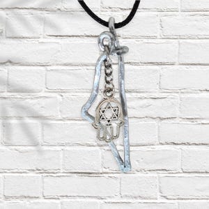 Israel Map Halskette mit Hamsa und Davidstern, strukturierter Aluminiumanhänger an schwarzer Kordel, einzigartiges Jejuda Geschenk, Unisex Heiliges Land Schmuck