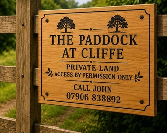 Op de afbeelding: Een rechthoekig lichtbruin houten bord met zwarte gegraveerde tekst: THE PADDOCK AT CLIFFE, PRIVATE LAND ACCESS BY PERMISSION ONLY, en CALL JOHN 07906 838892, voorzien van twee boomiconen en decoratieve bladmotieven aan de zijkanten.
