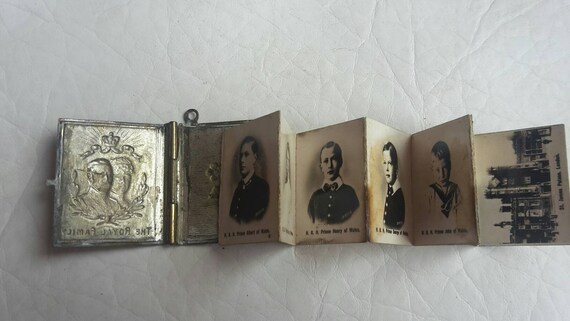 Victorian locket // victorian souveniers // victor