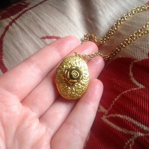 Victorian mourning inspired locket // victorian jewellery // mourning locket