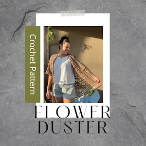 Może przedstawiać: Wzór na szydełku na brązowy kardigan "Flower Duster". Wzór pokazany jest na modelce noszącej kardigan.
